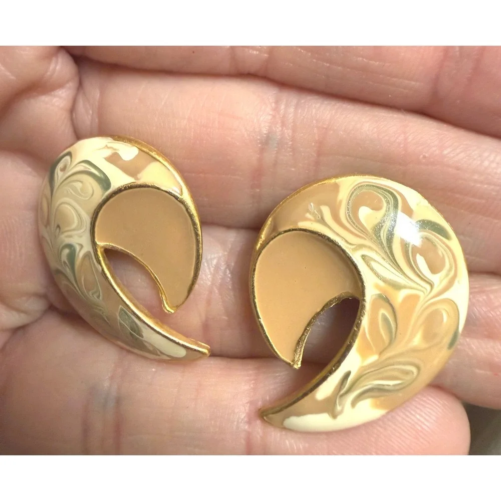 Vintage‎ Abstract Swirl Enamel Stud Earrings Gold Tone Tan Cream Marbled Retro